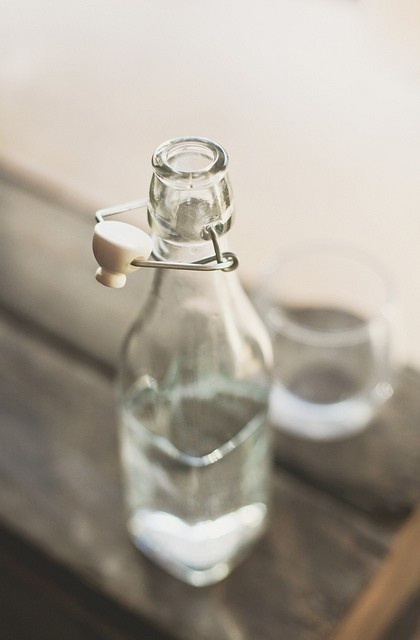 botella y vaso agua
